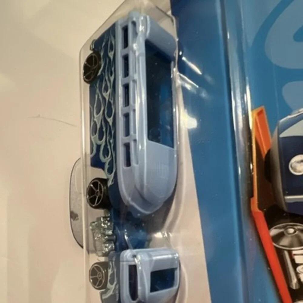 Hot Wheels Custom Volkswagen Hauler 1:64 Blue Diecast Vehicle